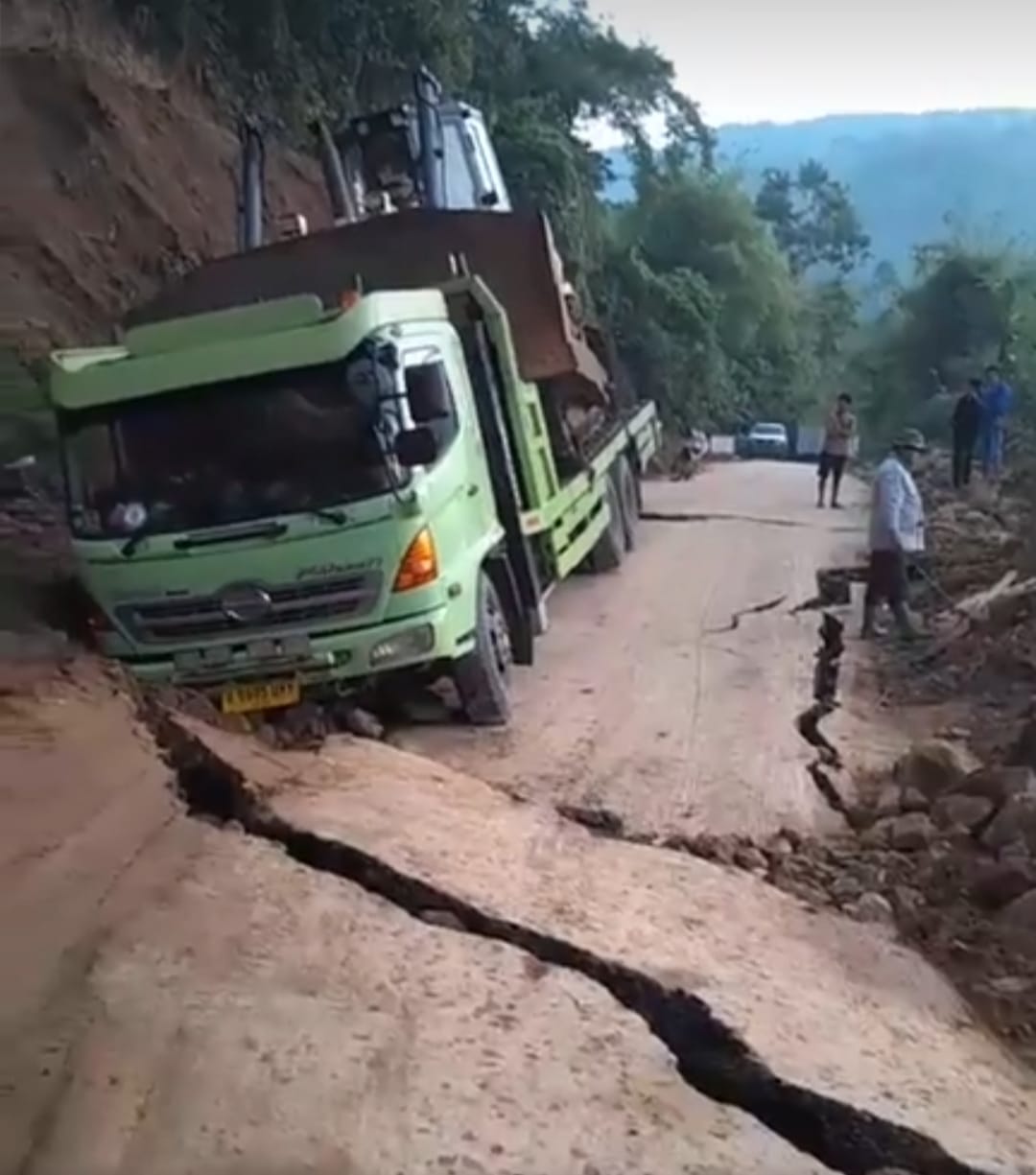 Jalan Lebong Curup Putus Tronton Bermuatan Alber Terancam Terjun Ke